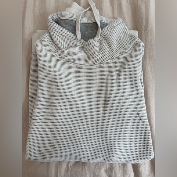 Men’s Light Gray/Cream Lightweight Sweater - Picture 8 of 10